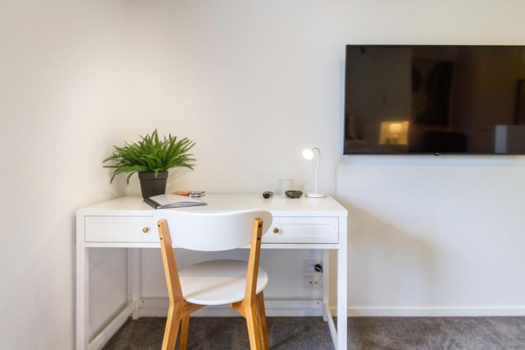 Exclusive Studio Retreat close to South City Mall - Resim 10