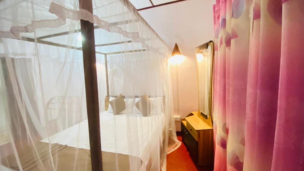 Postel nebo postele na pokoji v ubytování Golden Reef Villa Hikkaduwa