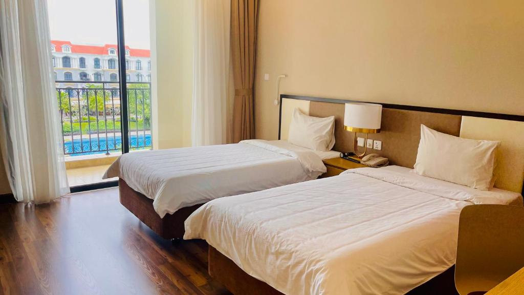 Phòng Tiêu Chuẩn 2 Giường Đơn Nhìn Ra Hồ Bơi