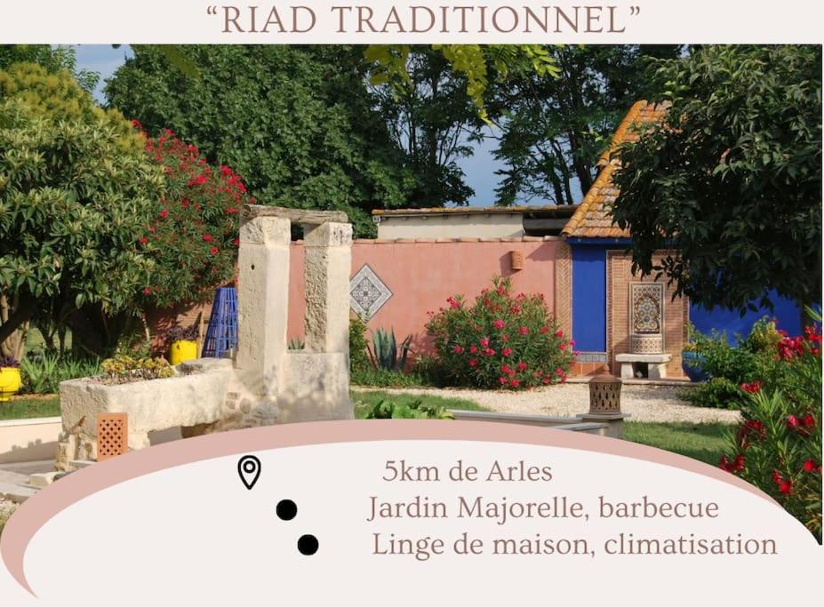 un prospectus avec une photo d'une petite maison dans l'établissement Traditional Riad Camargue Arles, à Arles