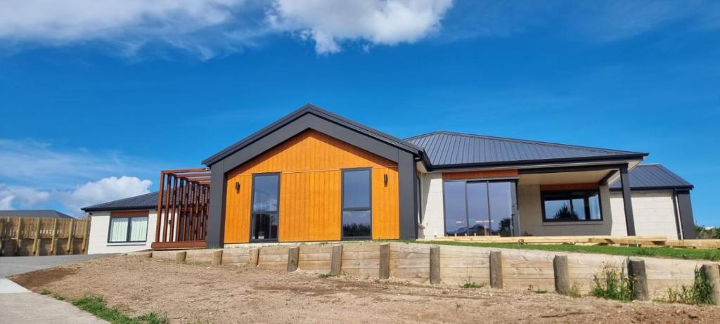 Modern Hilltop Retreat with Mountain Views - Resim 5