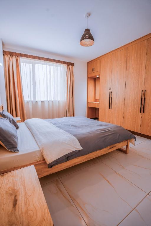 Postel nebo postele na pokoji v ubytování Silvermist Two & Three Bedrooms Wonderiss Homes Westland Living with close proximity to UN, Karura forest & Sarit Mall