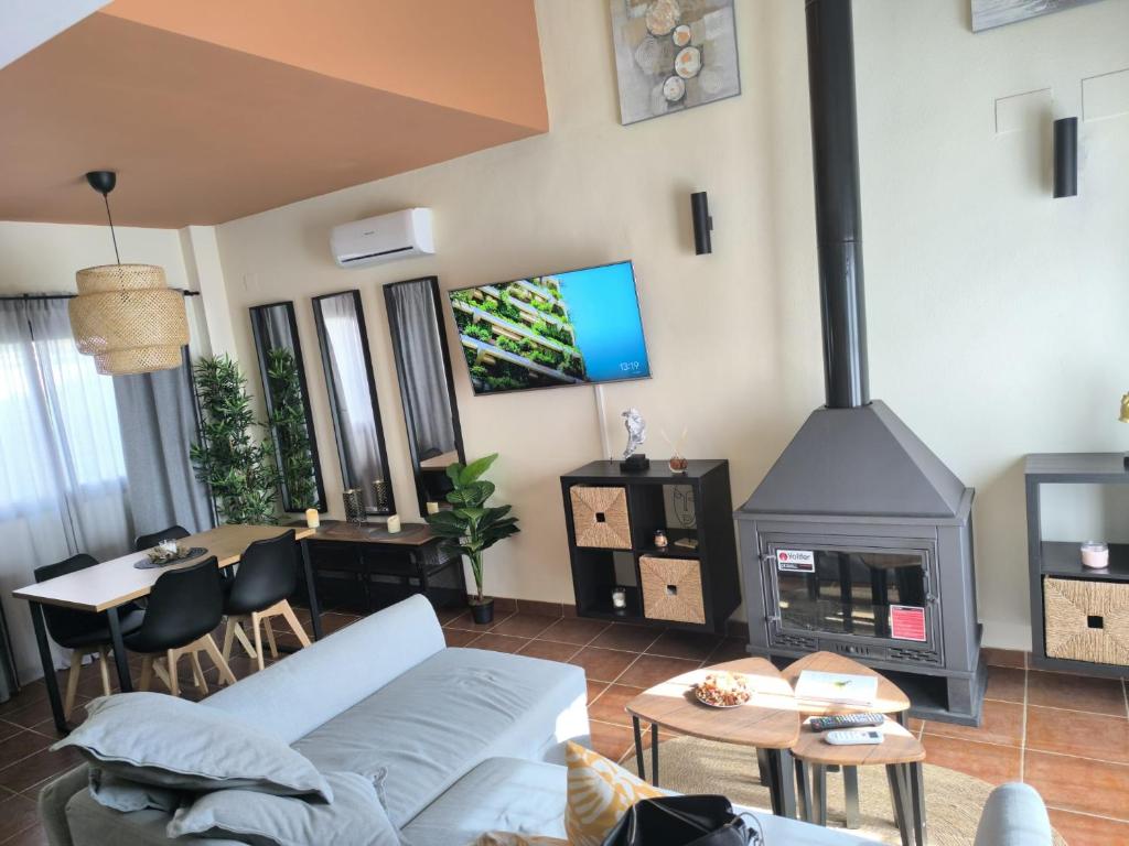 ein Wohnzimmer mit Couch und Kamin in der Unterkunft Casa Rural La Sarana in El Ronquillo