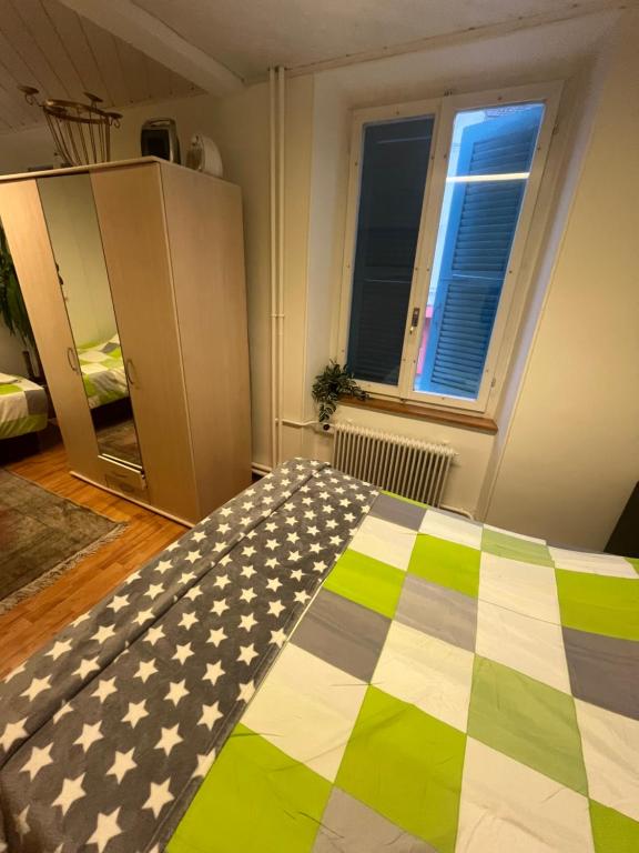 una camera da letto con un letto e una trapunta con bandiera americana di Delemont Bliues Hostel a Delémont