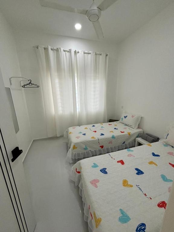 Postel nebo postele na pokoji v ubytování Homestay Bajet Cikgu Amin