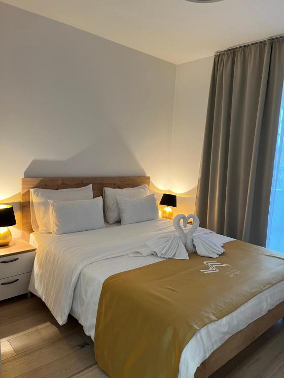 Postel nebo postele na pokoji v ubytování Sarajevo Waves Aparthotel