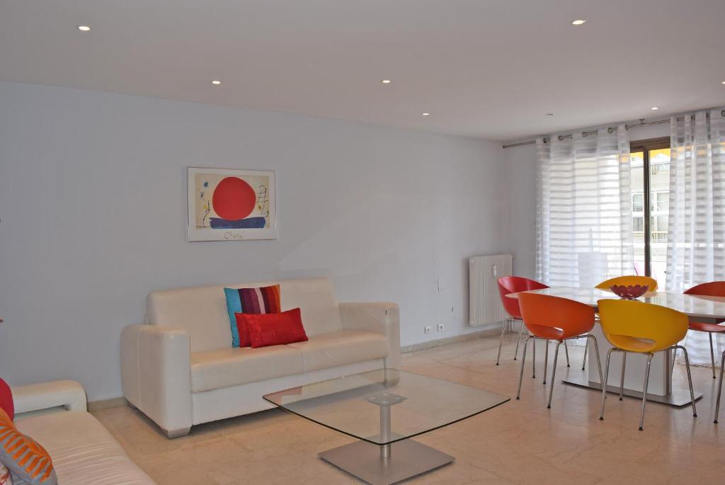 un salon avec un canapé, une table et des chaises dans l'établissement Canada, à Cannes