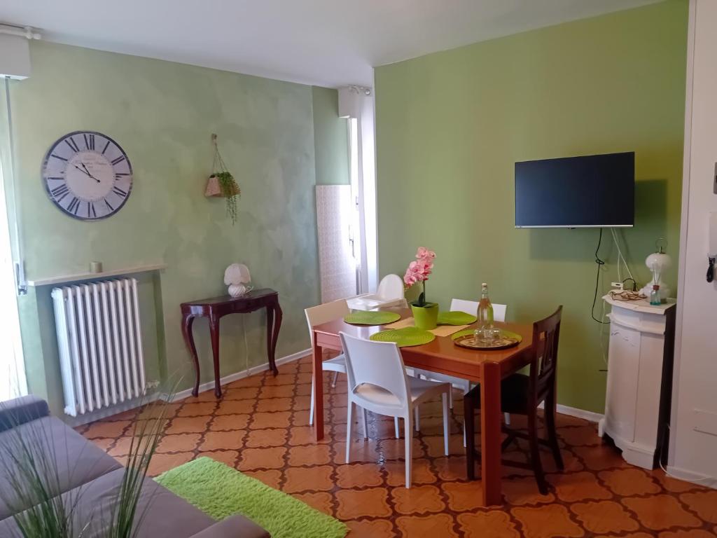 Telewizja i/lub zestaw kina domowego w obiekcie Garda City Home Family Apartments