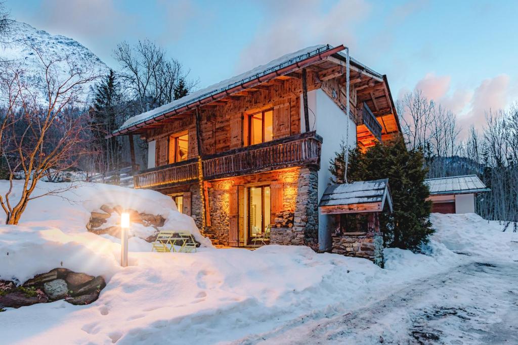 겨울의 Chalet Fleur de Lys - Chalet 4BR Wood Stove , Home Cinema , Parental Suite - By Cozee Rentals