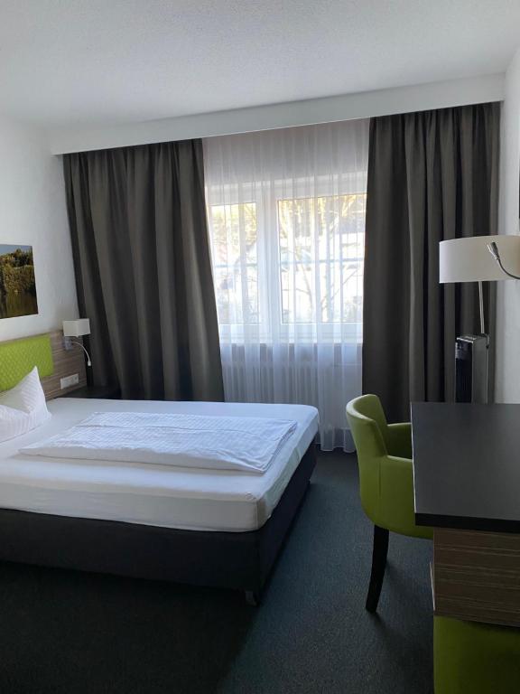 Postel nebo postele na pokoji v ubytování Hotel Sonnenhof Pleinfeld