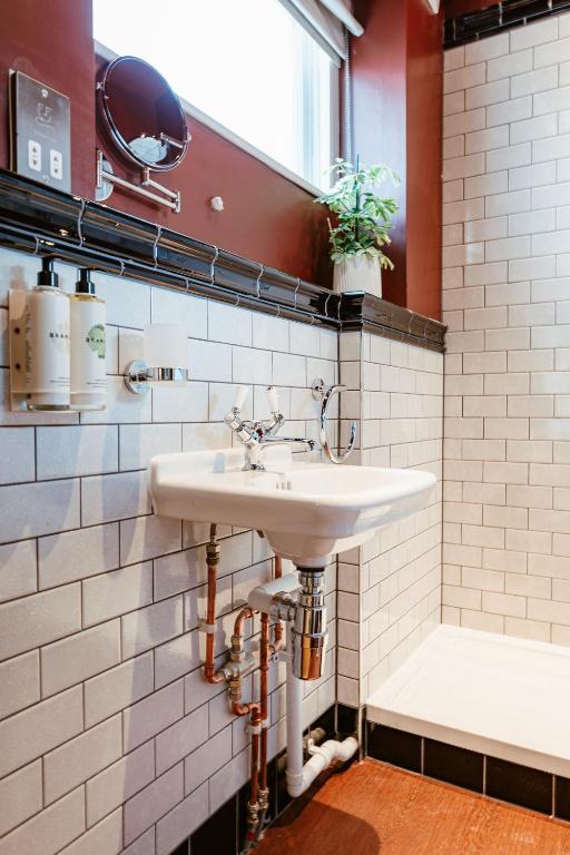 Hand & Flower - Resim 6