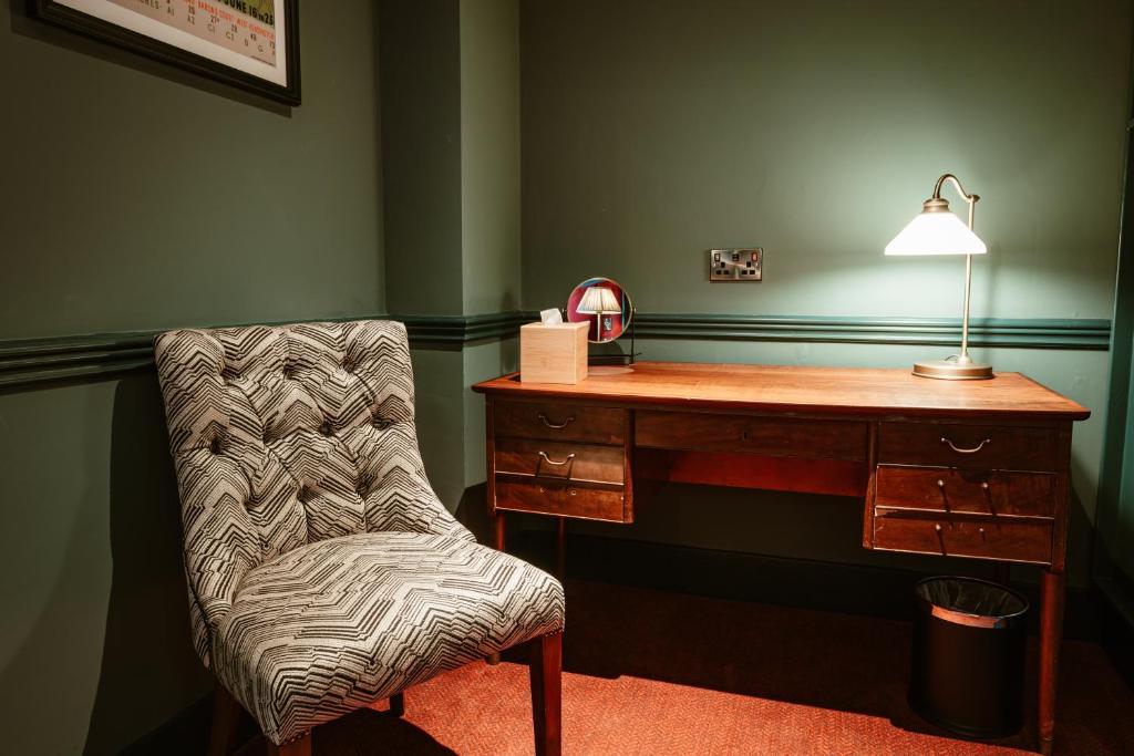 Hand & Flower - Resim 12