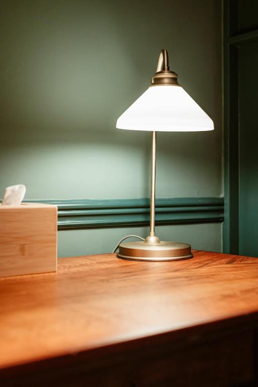 Hand & Flower - Resim 22