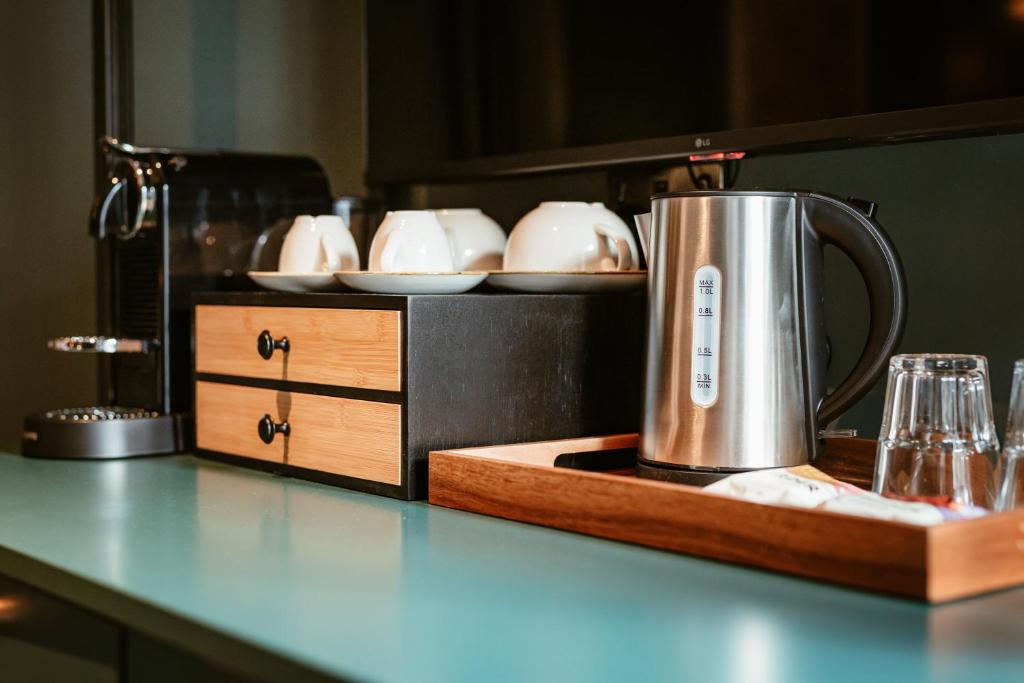 Hand & Flower - Resim 25