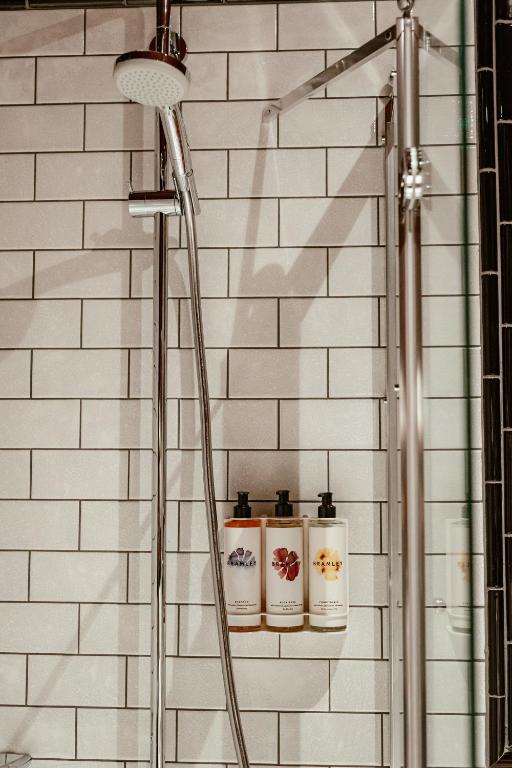 Hand & Flower - Resim 32