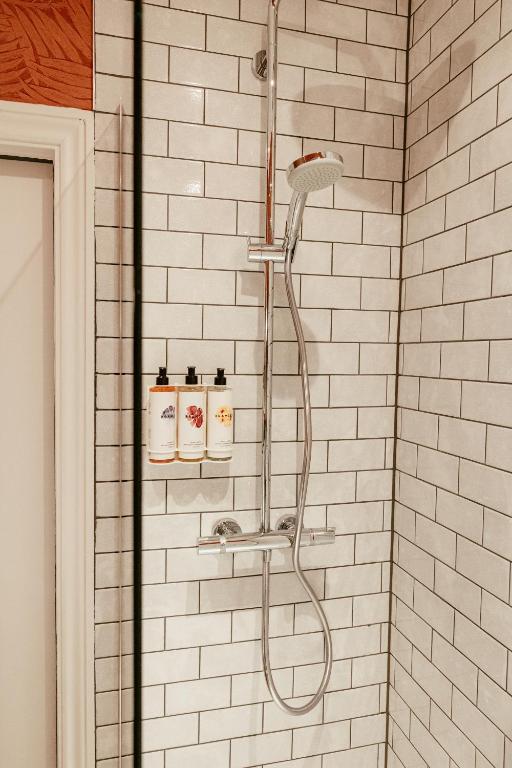 Hand & Flower - Resim 35