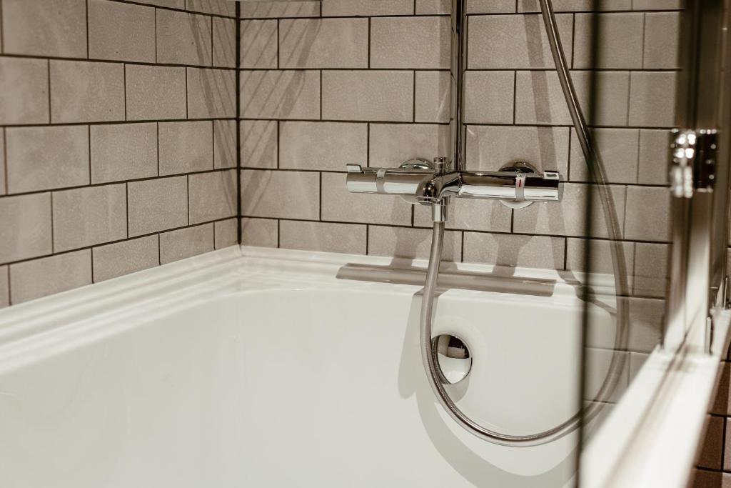 Hand & Flower - Resim 37