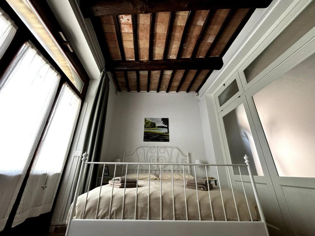 Un dormitorio con una cama con techo de madera. en Appartamento Aurelia, en Castel Viscardo