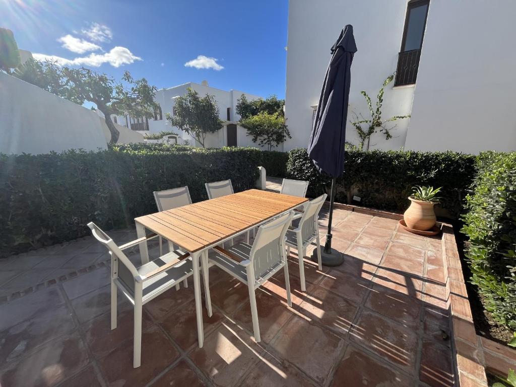 Patio nebo venkovní prostory v ubytování Estepona - Playa - Villa de 2 dormitorios con terrazas al lado del mar AL7
