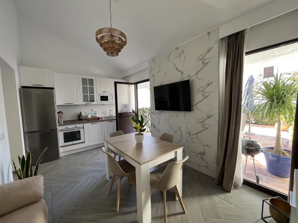Kuchyň nebo kuchyňský kout v ubytování Estepona - Playa - Villa de 2 dormitorios con terrazas al lado del mar AL7