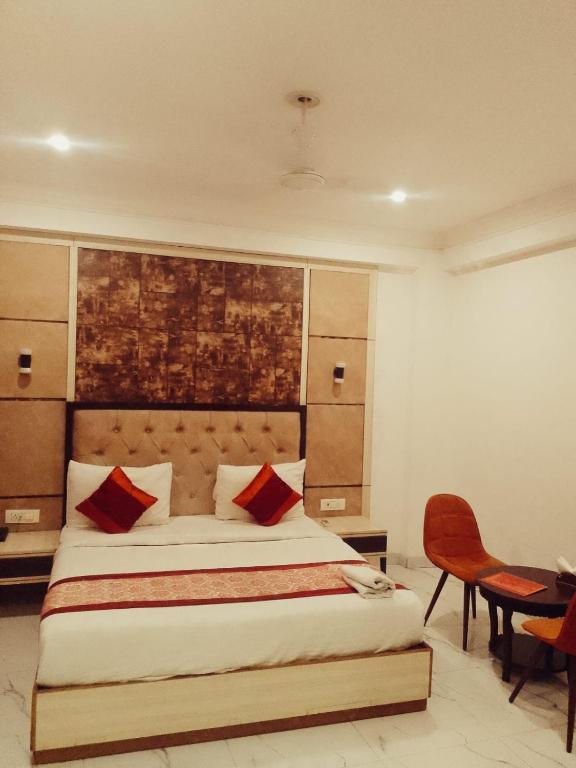 Postel nebo postele na pokoji v ubytování Hotel Almora Sky Near By Delhi International Airport with - Free Airport Pickup and Drop