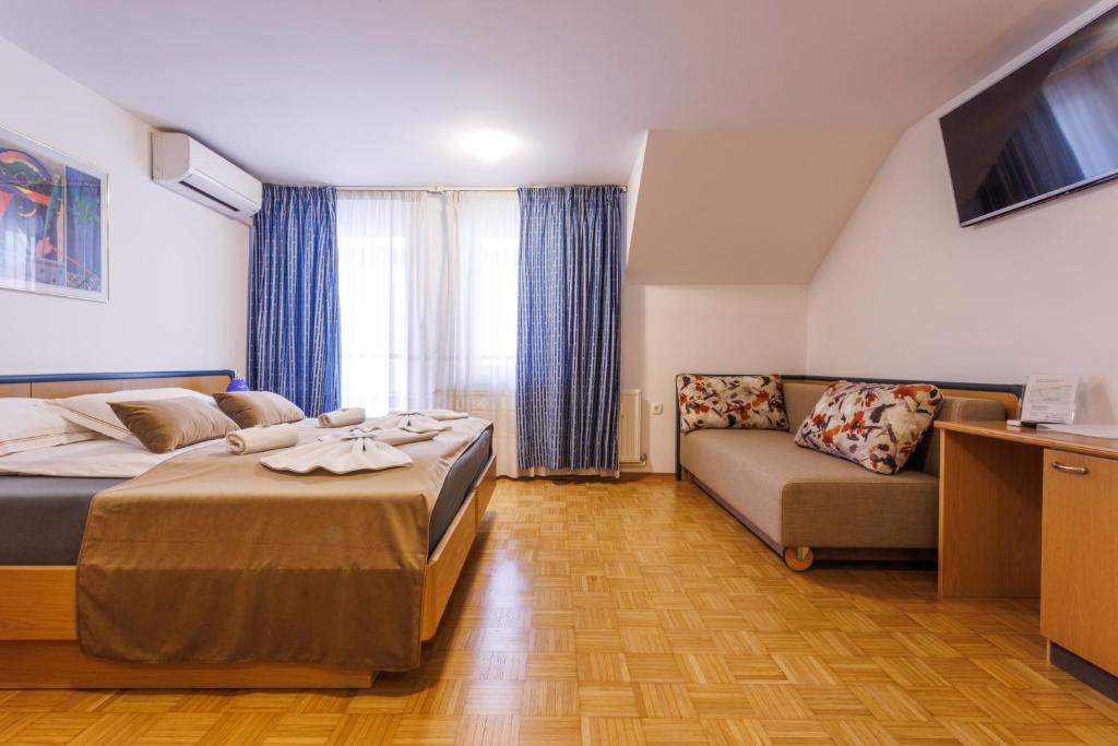 Postel nebo postele na pokoji v ubytování Hotel Vegov Hram