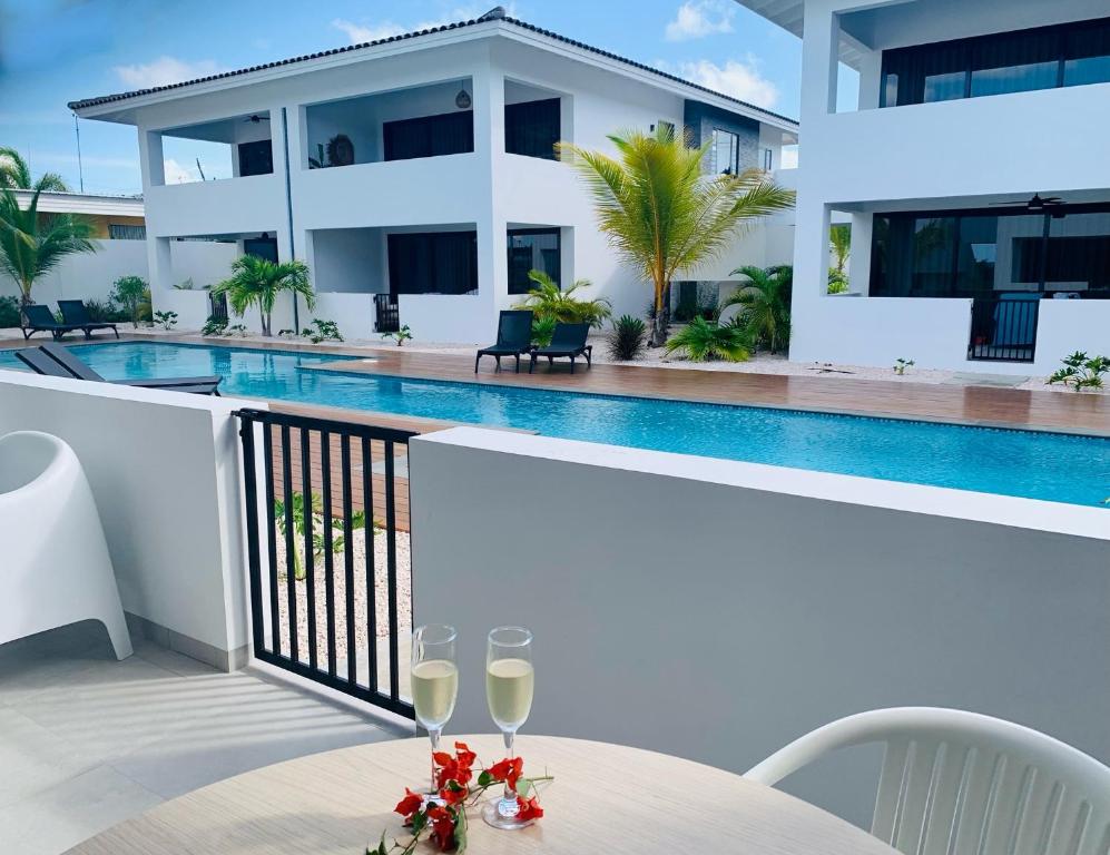 Bazén v ubytování Oasis luxury apartment in Jan Thiel - close to the beach nebo v jeho okolí