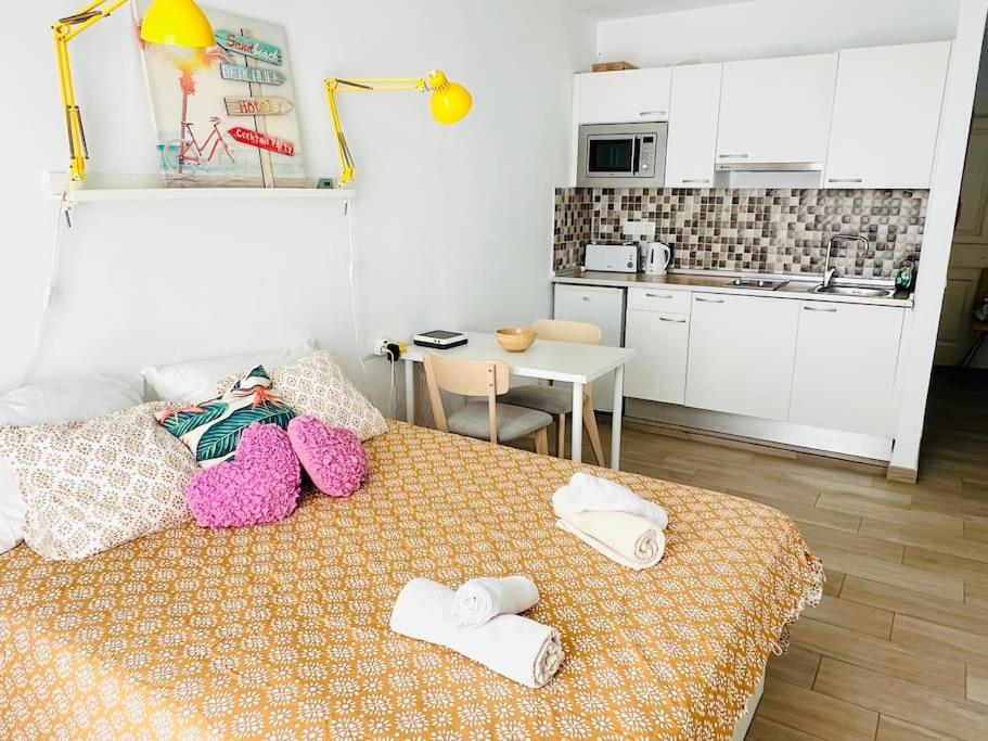 コスタ・テギセにあるEstudio Frente al Mar Casa Evaのタオルが敷かれたベッドのある寝室