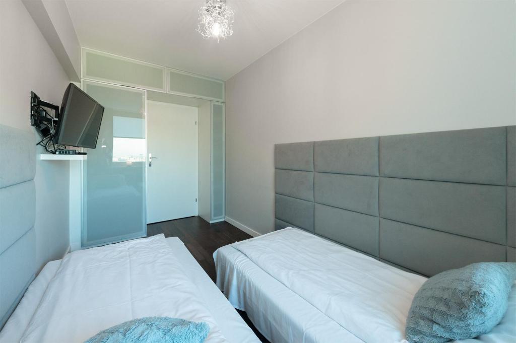 Posteľ alebo postele v izbe v ubytovaní PANORAMA Downtown Apartment by PinPoint