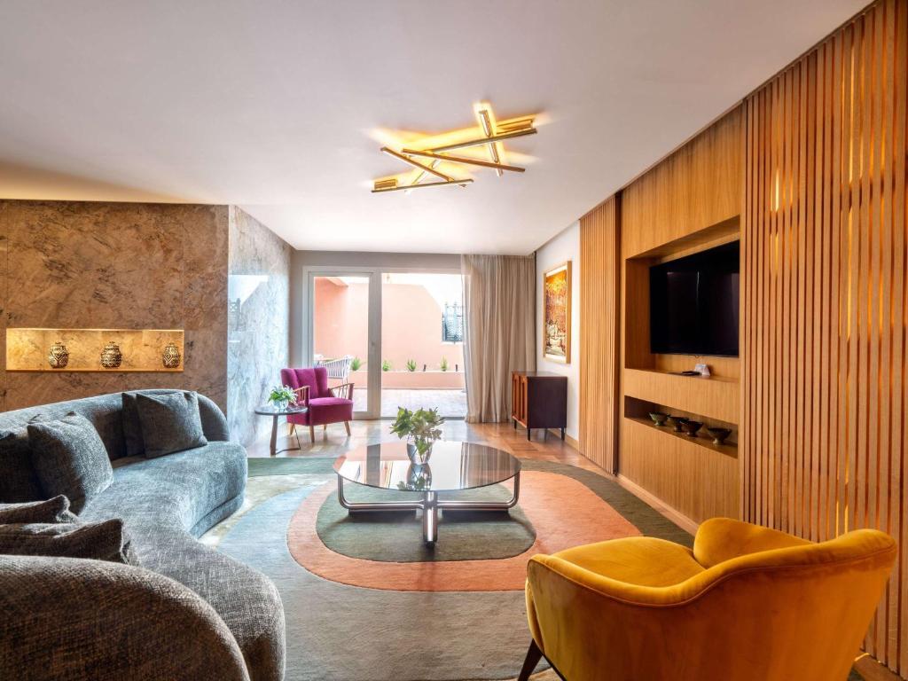 TV a/nebo společenská místnost v ubytování Sofitel Marrakech Palais Impérial & Spa