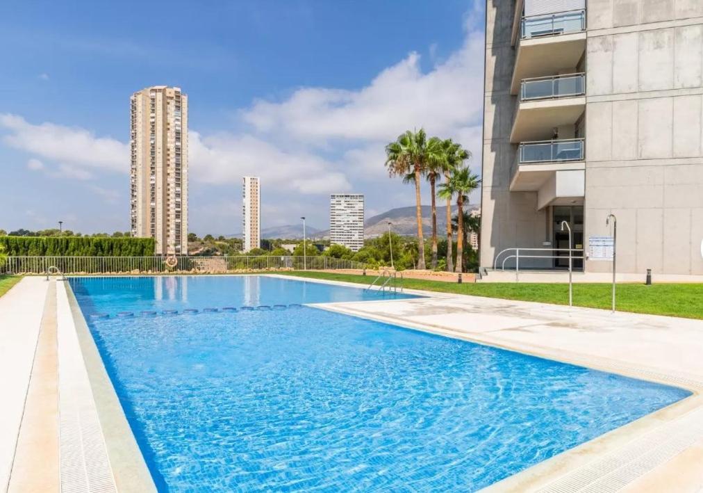 Bazén v ubytovaní Tu Paraíso Costero en Playa de Poniente, Vistas al Mar, Arena Dorada y un Entorno de Lujo alebo v jeho blízkosti