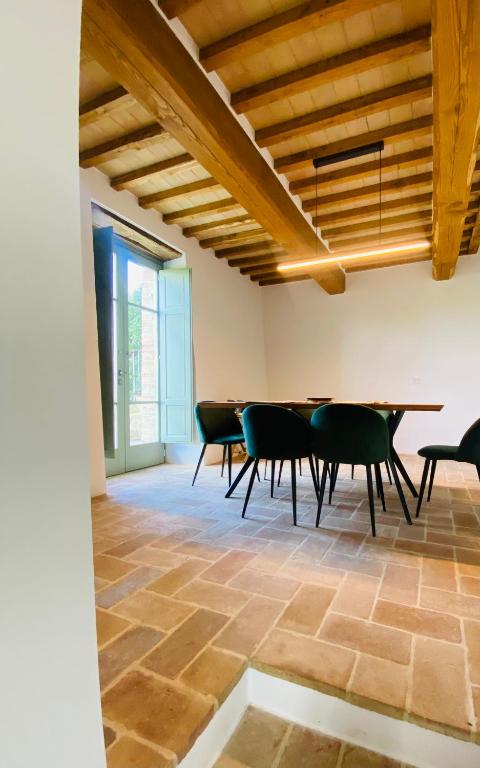une salle à manger avec une table et des chaises dans l'établissement Villa Angela - Ranza 55, à Lugnano