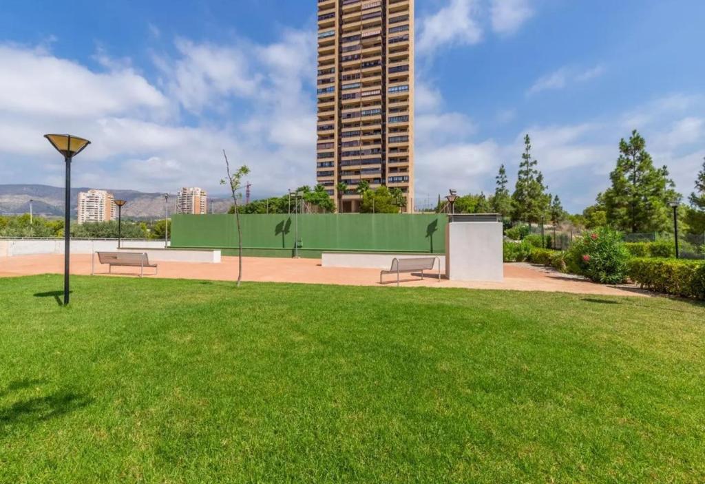 Vonkajšia záhrada v ubytovaní Tu Paraíso Costero en Playa de Poniente, Vistas al Mar, Arena Dorada y un Entorno de Lujo