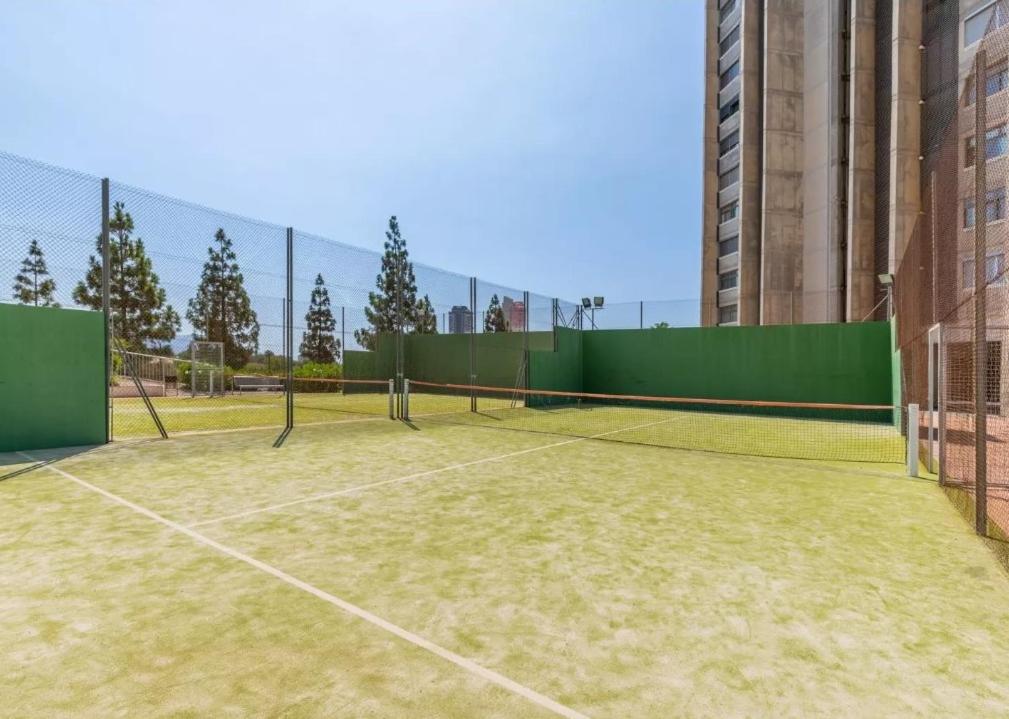 Tenis alebo squash v ubytovaní Tu Paraíso Costero en Playa de Poniente, Vistas al Mar, Arena Dorada y un Entorno de Lujo alebo jeho okolí
