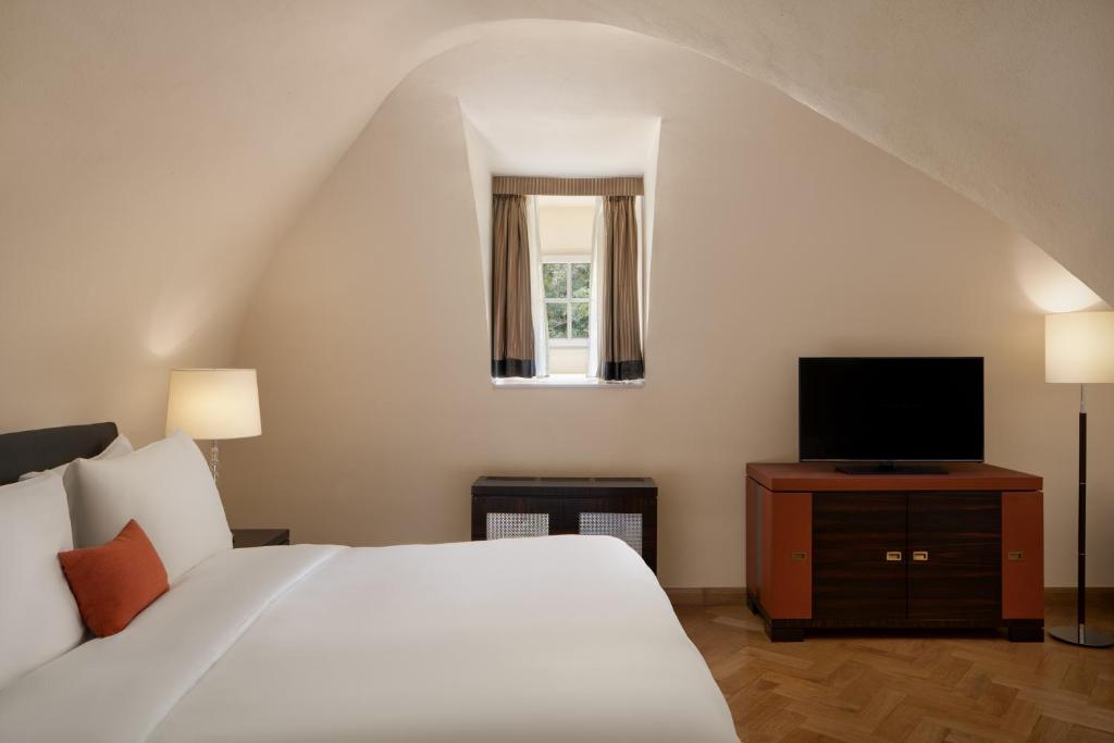 Postel nebo postele na pokoji v ubytování Mandarin Oriental, Prague