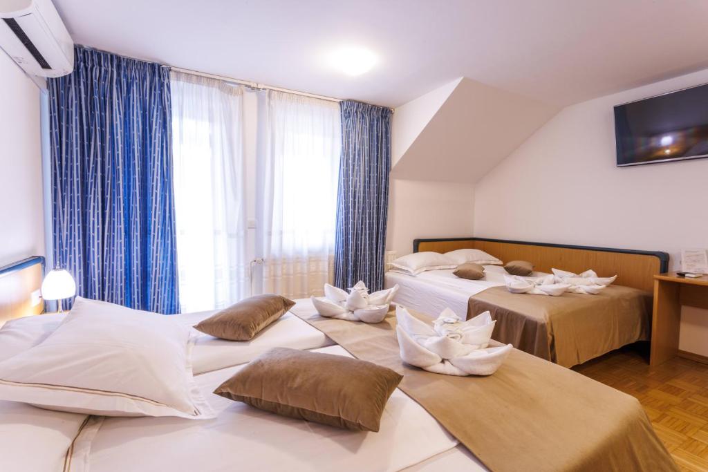 Postel nebo postele na pokoji v ubytování Hotel Vegov Hram