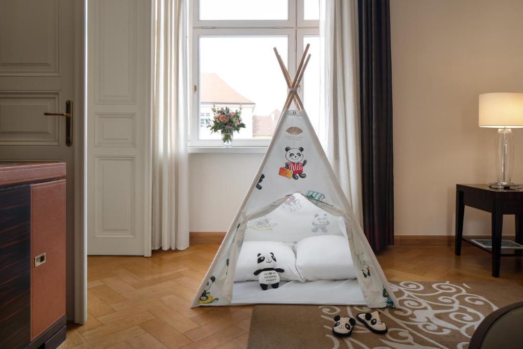 Postel nebo postele na pokoji v ubytování Mandarin Oriental, Prague