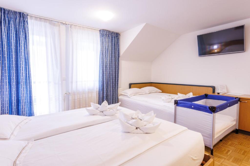 Postel nebo postele na pokoji v ubytování Hotel Vegov Hram