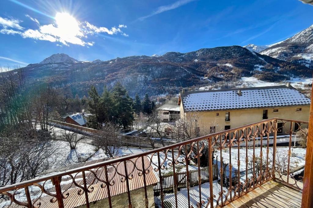 - une vue depuis le balcon d'une maison dans les montagnes dans l'établissement Spacious apartment in village house, à La Salle Les Alpes
