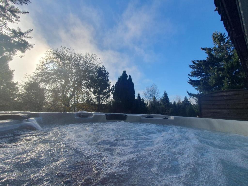 una piscina con neve sul terreno di Ferienhaus-Schönwald im Herzen des Schwarzwaldes 2-Zimmer mit Terrasse und Whirlpool App15 a Schönwald