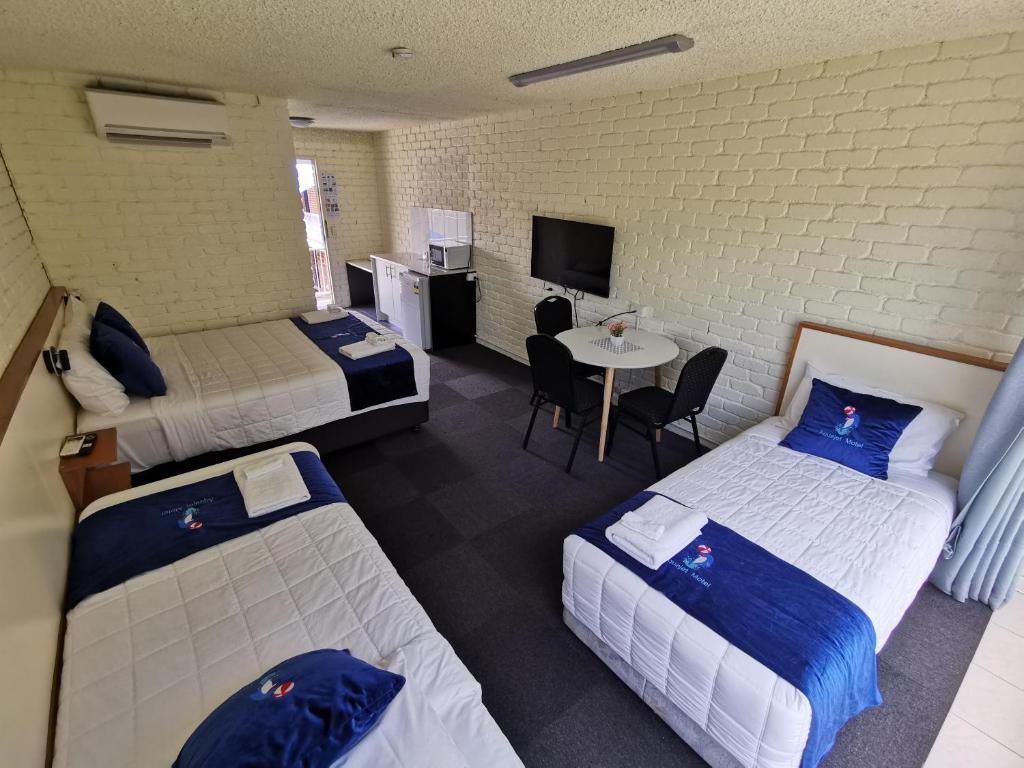 Postel nebo postele na pokoji v ubytování Aquajet Motel