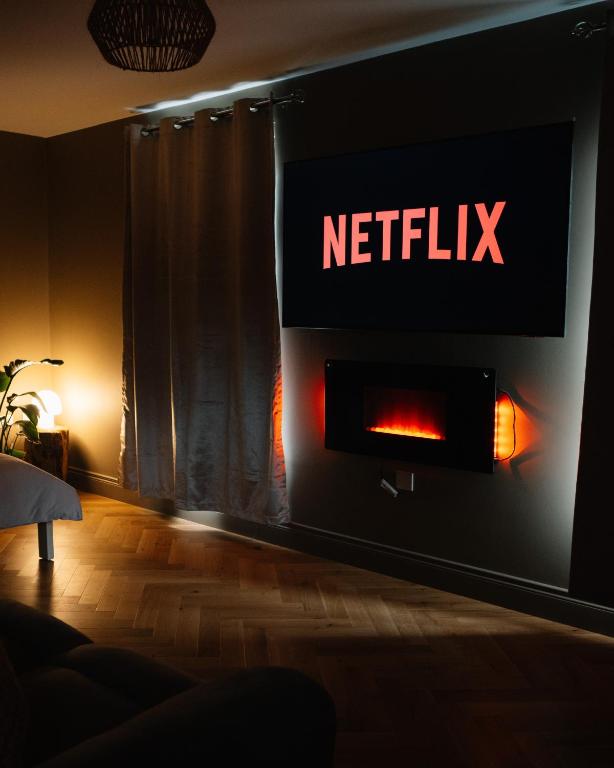 TV a/nebo společenská místnost v ubytování Luxury Studio Apartment - Belfast - Dundonald