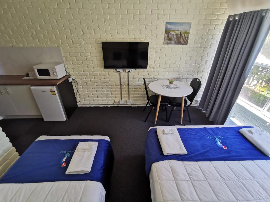 Postel nebo postele na pokoji v ubytování Aquajet Motel
