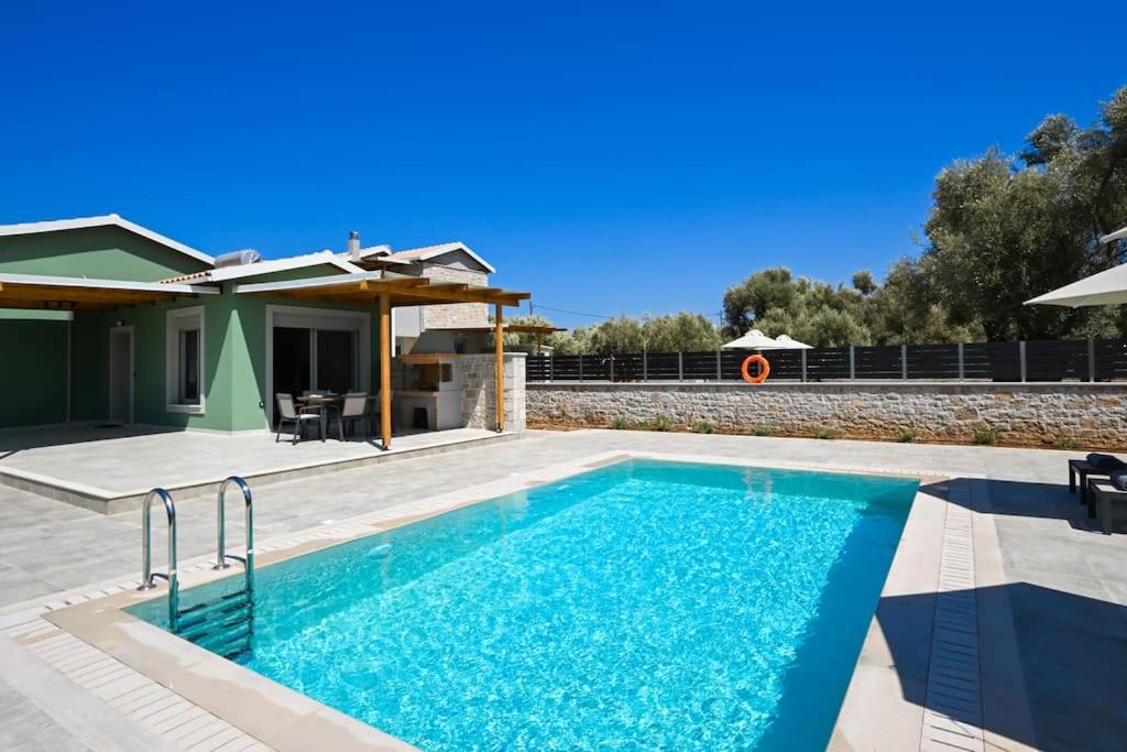 Swimmingpoolen hos eller tæt på Small Halipoma Odysseas into Lefkada town close