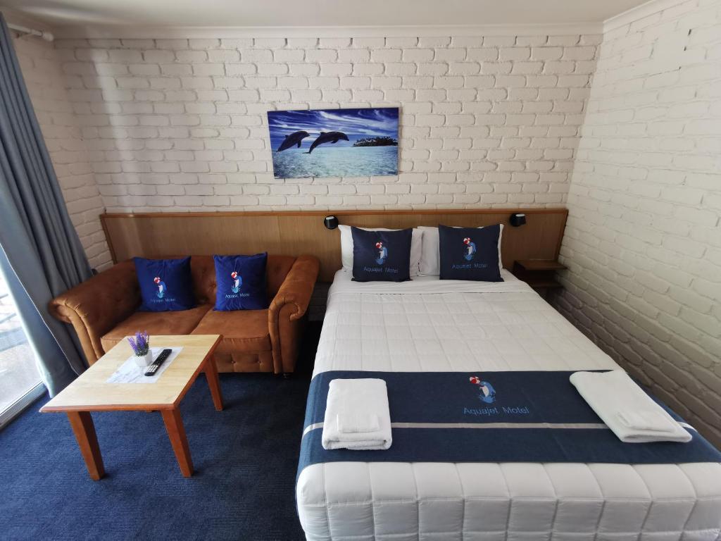 Postel nebo postele na pokoji v ubytování Aquajet Motel