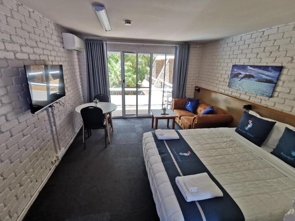 TV a/nebo společenská místnost v ubytování Aquajet Motel