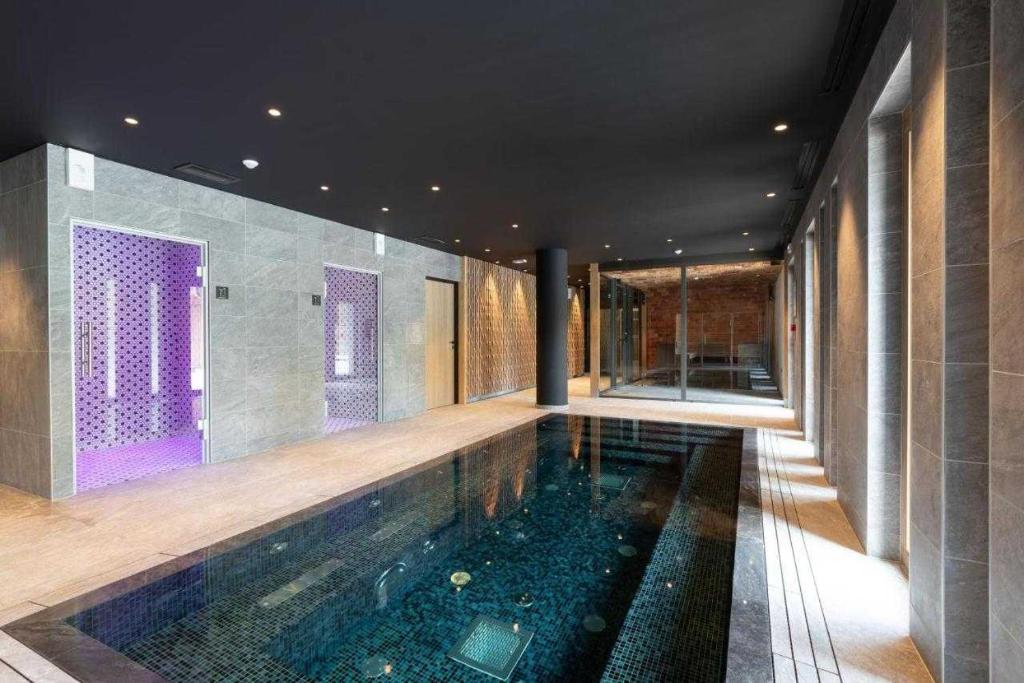 Swimmingpoolen hos eller tæt på 2 bedroom apartment with terrace, pool, parking