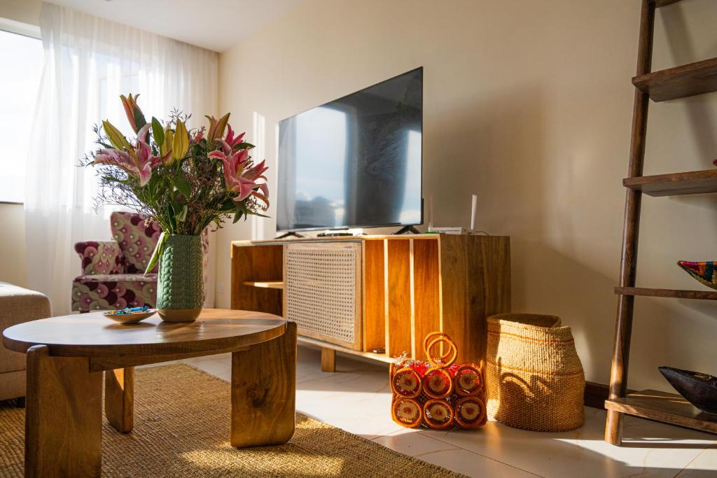 TV a/nebo společenská místnost v ubytování Silvermist Two & Three Bedrooms Wonderiss Homes Westland Living with close proximity to UN, Karura forest & Sarit Mall