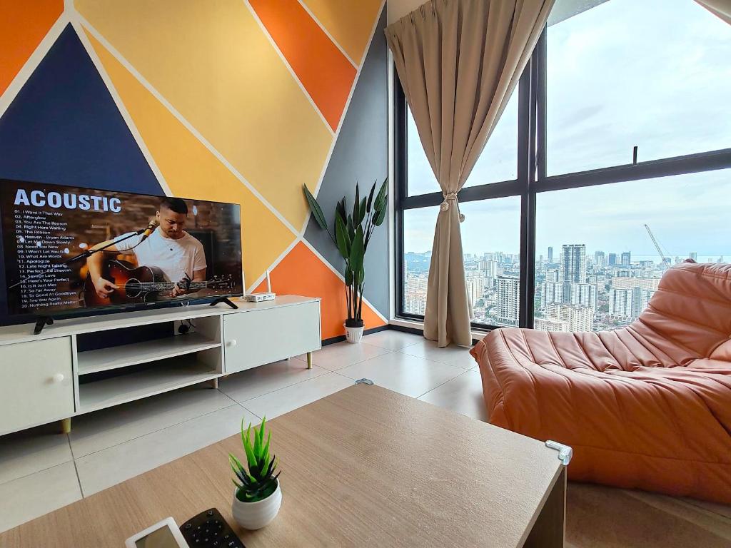 TV a/nebo společenská místnost v ubytování Cozy Minimalist Suite at Urban Suites Georgetown by SuperStay