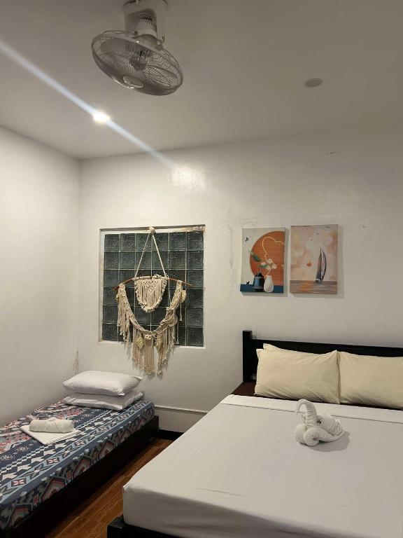 Postel nebo postele na pokoji v ubytování Seaslugs Travellers Inn